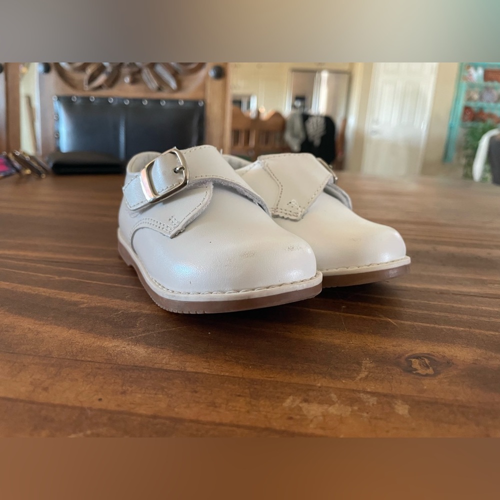 Kinder Kids leather toddler shoes in white (gently used)
